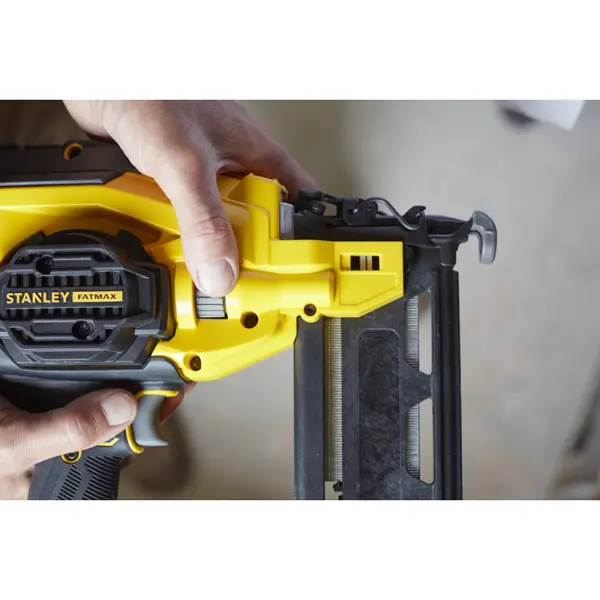 Cloueuse de finition sur batterie SFMCN616D2K-QW 18 V 2 Ah STANLEY FATMAX