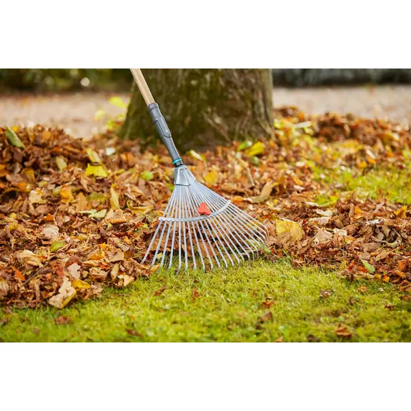 Balai à gazon réglable PureLine - 30 à 50 cm - Dents acier - Manche bois FSC 100 % - GARDENA