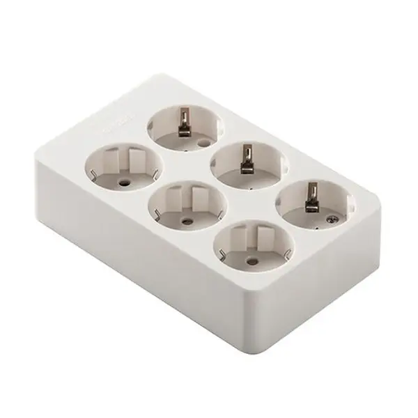 Base enchufe múltiple FAMATEL. Base Multiple 6 Tomas Tt Cuadrada