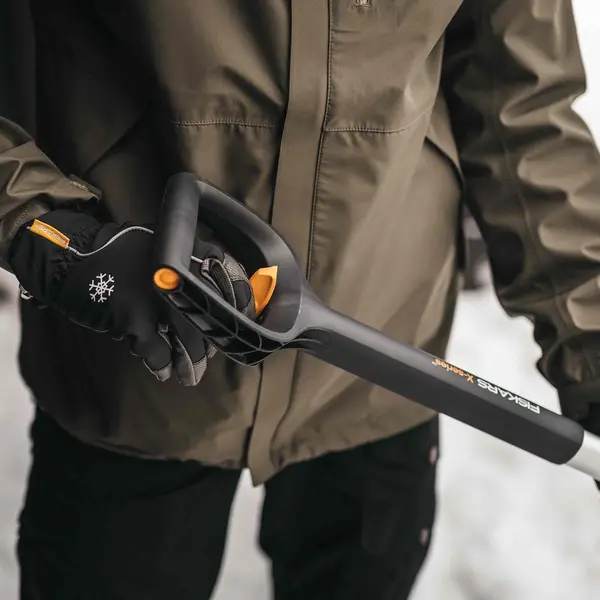 Poussoir à neige télescopique X-series - poignée coudée en forme de D - FISKARS