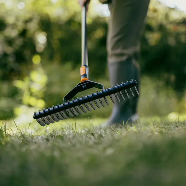 Aérateur de gazon - OneClick 36 cm - retirer mousse et feutre de pelouse - FISKARS