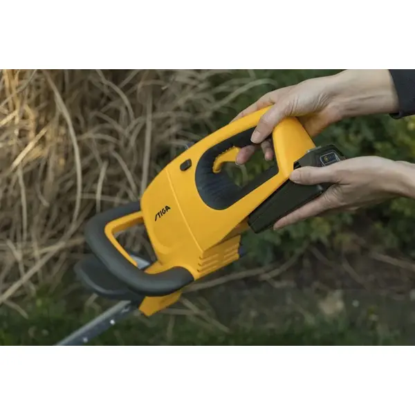 Taille-haies à batterie - HT 100e Kit - longueur de lame 55 cm - écartement des dents 26 mm - jaune - Stiga