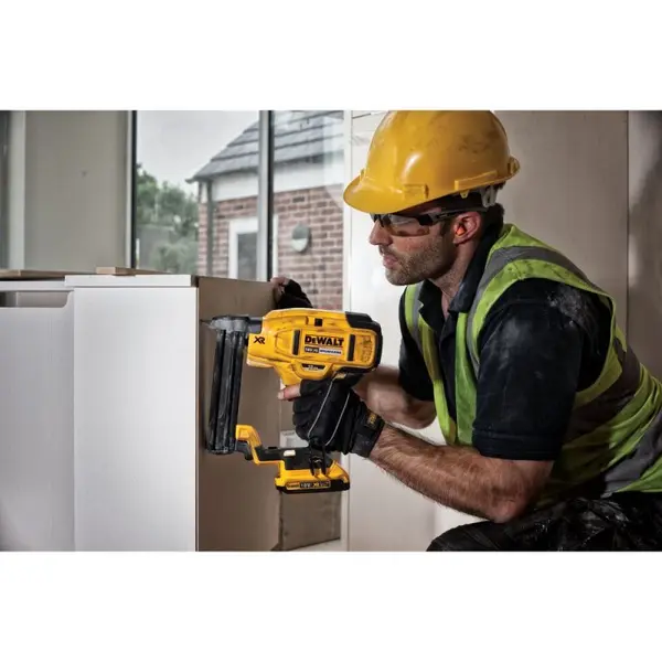 DEWALT Agrafeuse sans fil 18V XR 18Ga 12 à 38 mm Solo - DCN681N