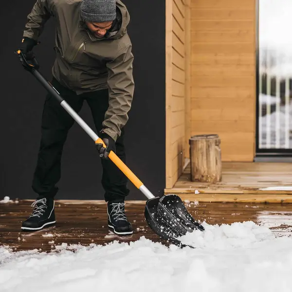 Poussoir à neige télescopique X-series - poignée coudée en forme de D - FISKARS