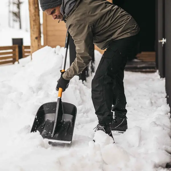 Pelle poussoir à neige télescopique X-series - poignée coudée en forme de D - FISKARS