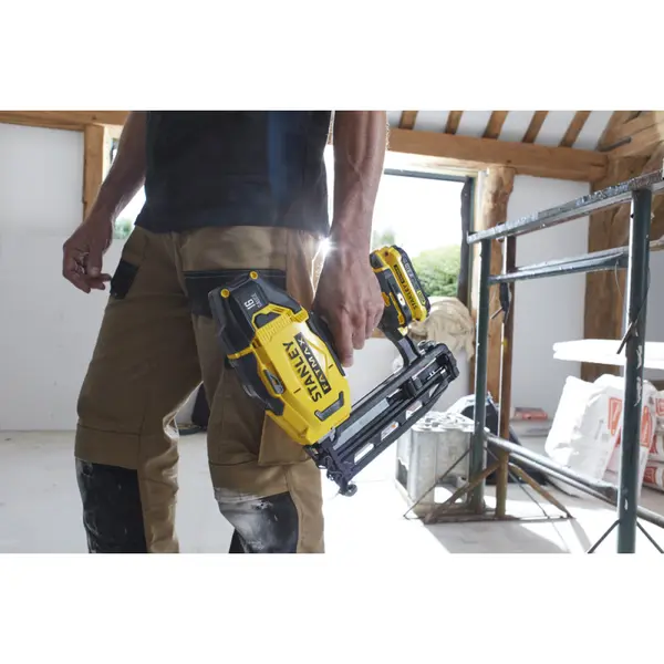 Cloueuse de finition sur batterie SFMCN616B-XJ 18 V STANLEY FATMAX
