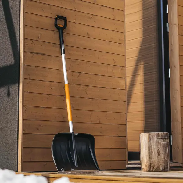 Poussoir à neige télescopique X-series - poignée coudée en forme de D - FISKARS