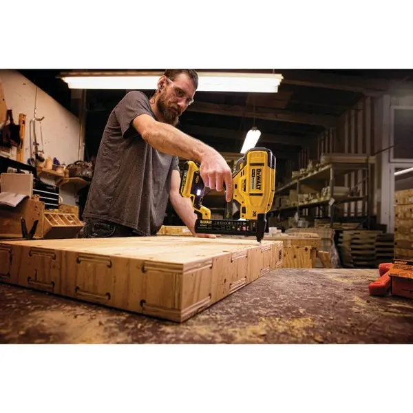 DEWALT Agrafeuse sans fil 18V XR 18Ga 12 à 38 mm Solo - DCN681N