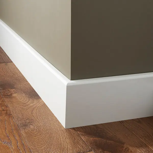 Plinthe de rénovation blanche long. 220 cm x larg. 138 mm x ép. 26 mm