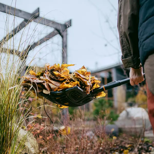 Râteau-pelle - OneClick - ratisser et déplacer les déchets de jardin - FISKARS