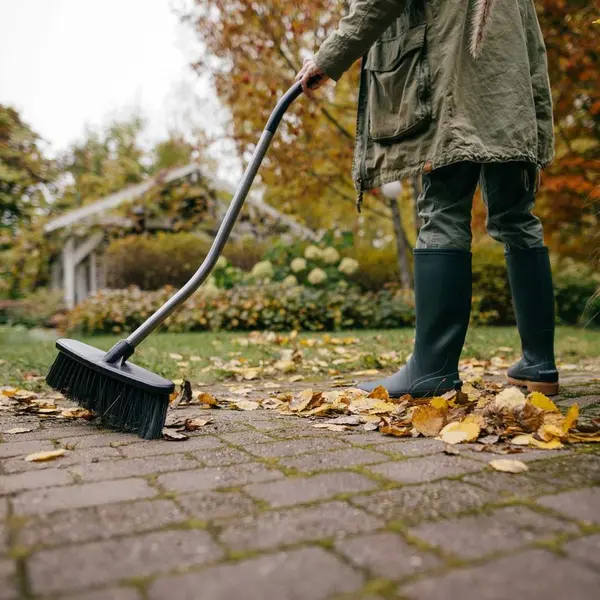Balai de jardin manche courbé Ergonomic, S - FISKARS
