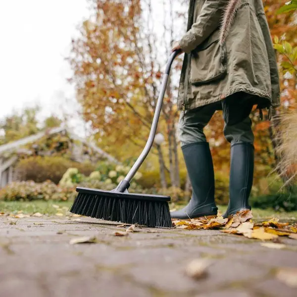 Balai de jardin manche courbé Ergonomic, S - FISKARS
