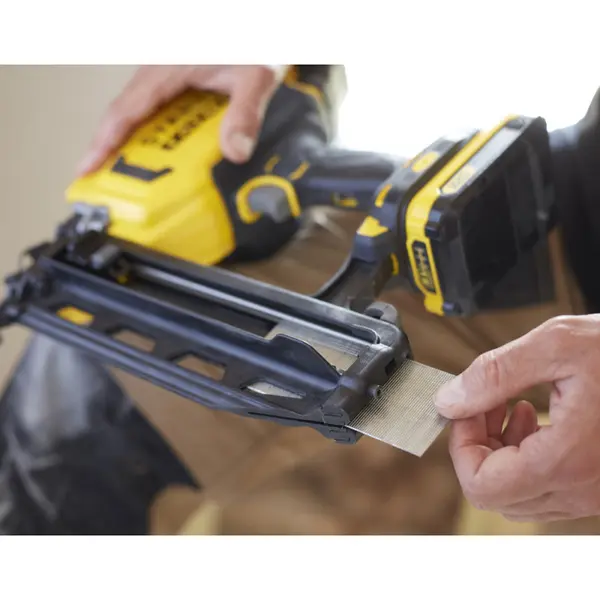 Cloueuse de finition sur batterie SFMCN616D2K-QW 18 V 2 Ah STANLEY FATMAX