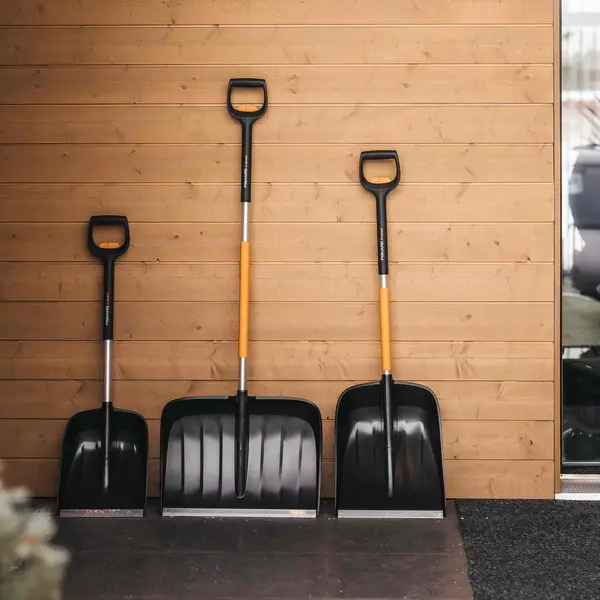 Pelle poussoir à neige télescopique X-series - poignée coudée en forme de D - FISKARS