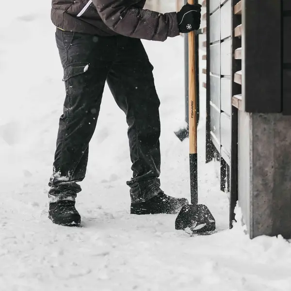 Racloir à glace - Largeur 17,5 cm - Manche bois certifié FSC 100% - FISKARS