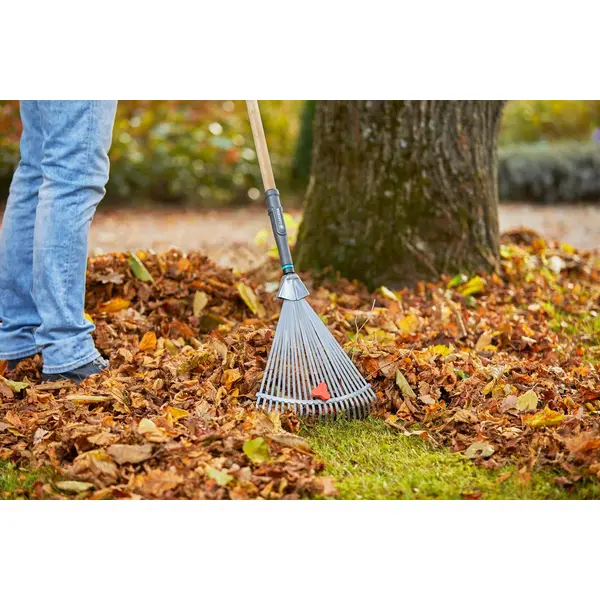 Balai à gazon réglable PureLine - 30 à 50 cm - Dents acier - Manche bois FSC 100 % - GARDENA