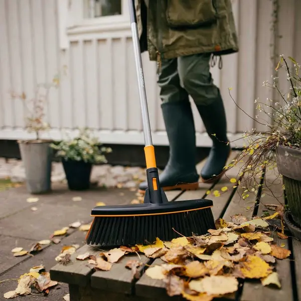 Balai Ergonomic - FISKARS