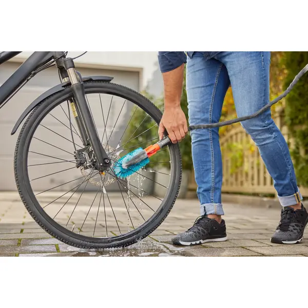 Kit brosse de lavage pour vélo avec tuyau Liano - GARDENA