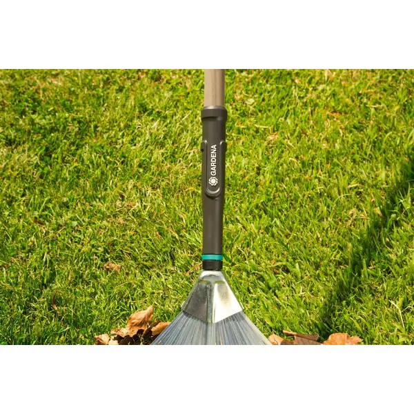 Balai à gazon réglable PureLine - 30 à 50 cm - Dents acier - Manche bois FSC 100 % - GARDENA