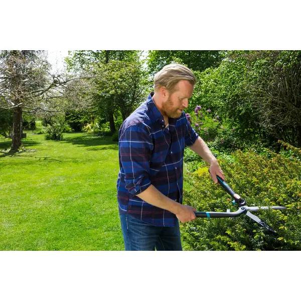 Cisaille à Haies 2en1 EnergyCut - crémaillère double - lames ondulées anti-adhérentes - coupe: 23 cm - GARDENA