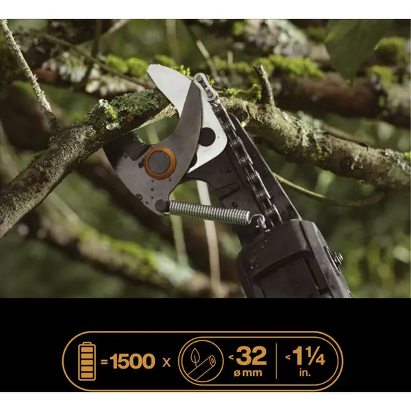 Coupe-branche télescopique (outil seul), à batteries amovibles 12V-4 Ah - portée 6m, diam. de coupe 32mm, tête réglable 230° - FISKARS